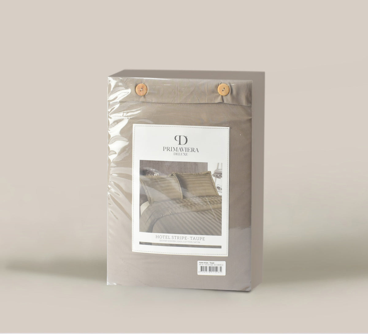 Verpakt taupe dekbedovertrek met hotelstreep in katoensatijn, met twee houten knopen en een productkaart met bedfoto