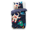 Blauw dekbedovertrek met kussensloop met print van een astronaut, raket en planeten tussen sterren