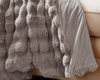 Plaid imitatie konijnenbont Pom taupe 150 x 200 cm, met micromink velvet onderzijde