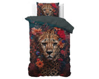 Dekbedovertrek met kussensloop met print van een cheetah omringd door rode en oranje bloemen, effen donkergrijze onderzijde