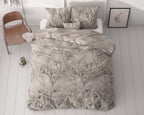 Taupe dekbedovertrek met zwarte bloemen in lijntekening op een bed, met kussens in dezelfde print