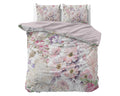 Bed met dekbedovertrek met roze bloemenprint en twee bijpassende kussens, omgeslagen kant effen roze