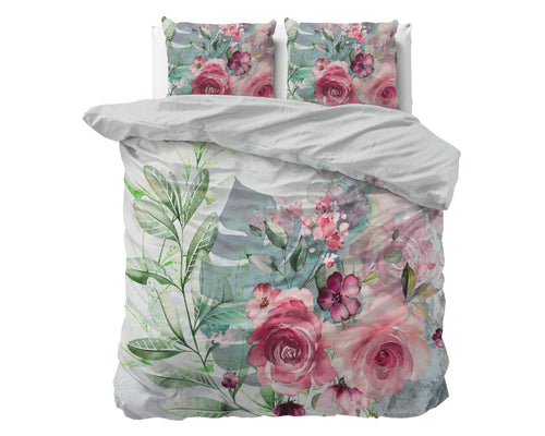 Dekbedovertrek Desire met aquarel bloemenprint van roze rozen en groene bladeren, met twee kussens op het bed
