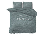 Groen dekbedovertrek met zigzagpatroon en de tekst Dear bed, I love you, met twee kussenslopen op een bed
