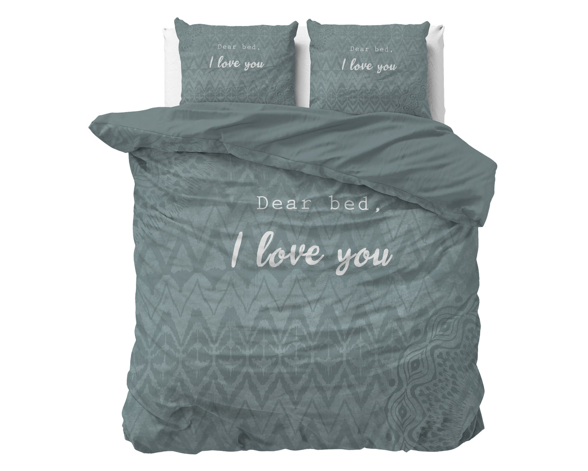 Groen dekbedovertrek met zigzagpatroon en de tekst Dear bed, I love you, met twee kussenslopen op een bed