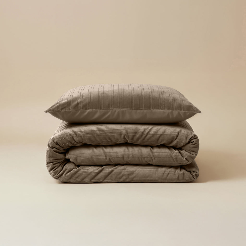 Dekbedovertrek fluweel taupe effen 140 x 220 cm, met 1 kussensloop voor de slaapkamer