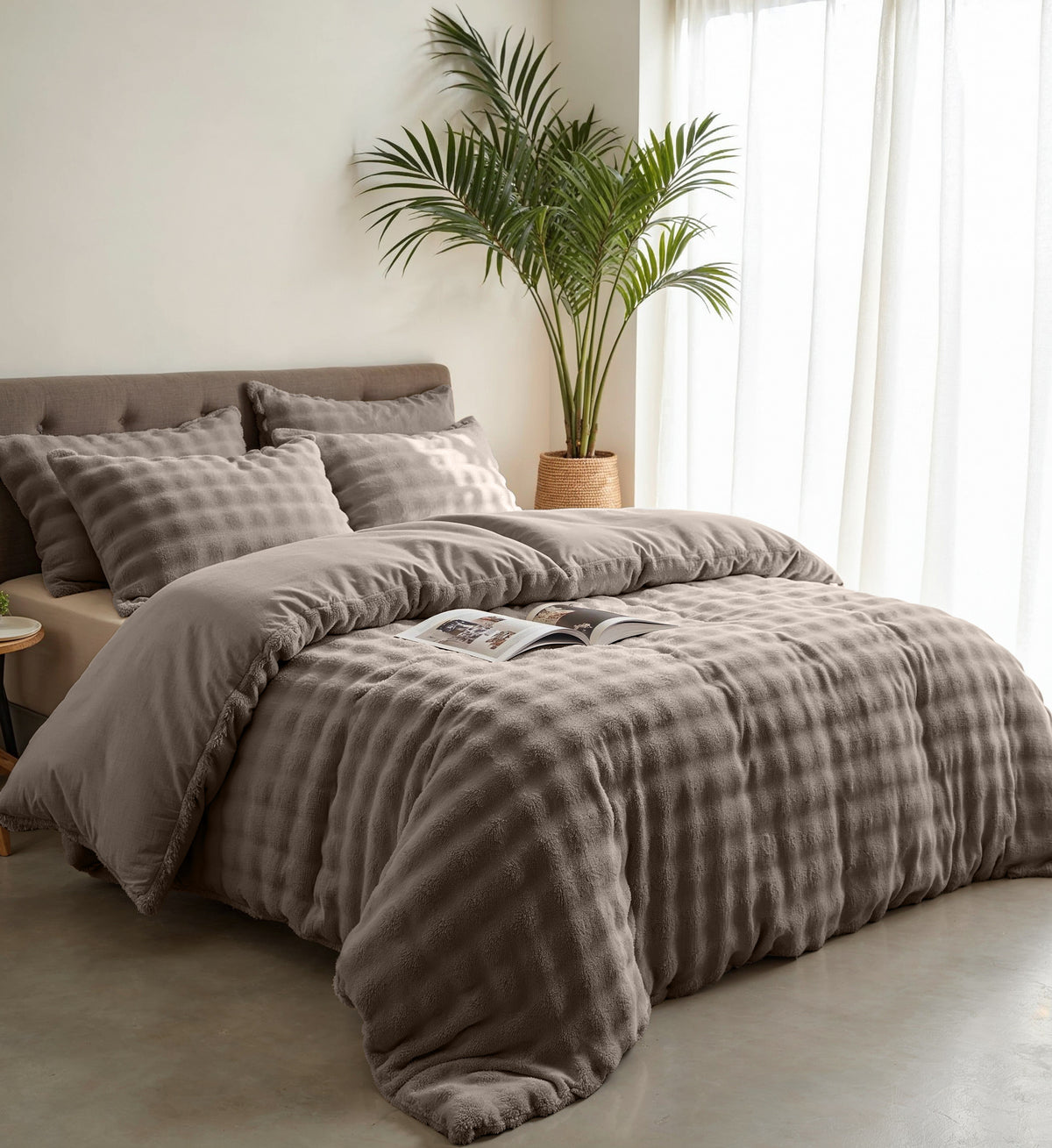 Dekbedovertrek pompon flanel fleece taupe 240 x 220 cm, met microfiber onderzijde en kussenslopen