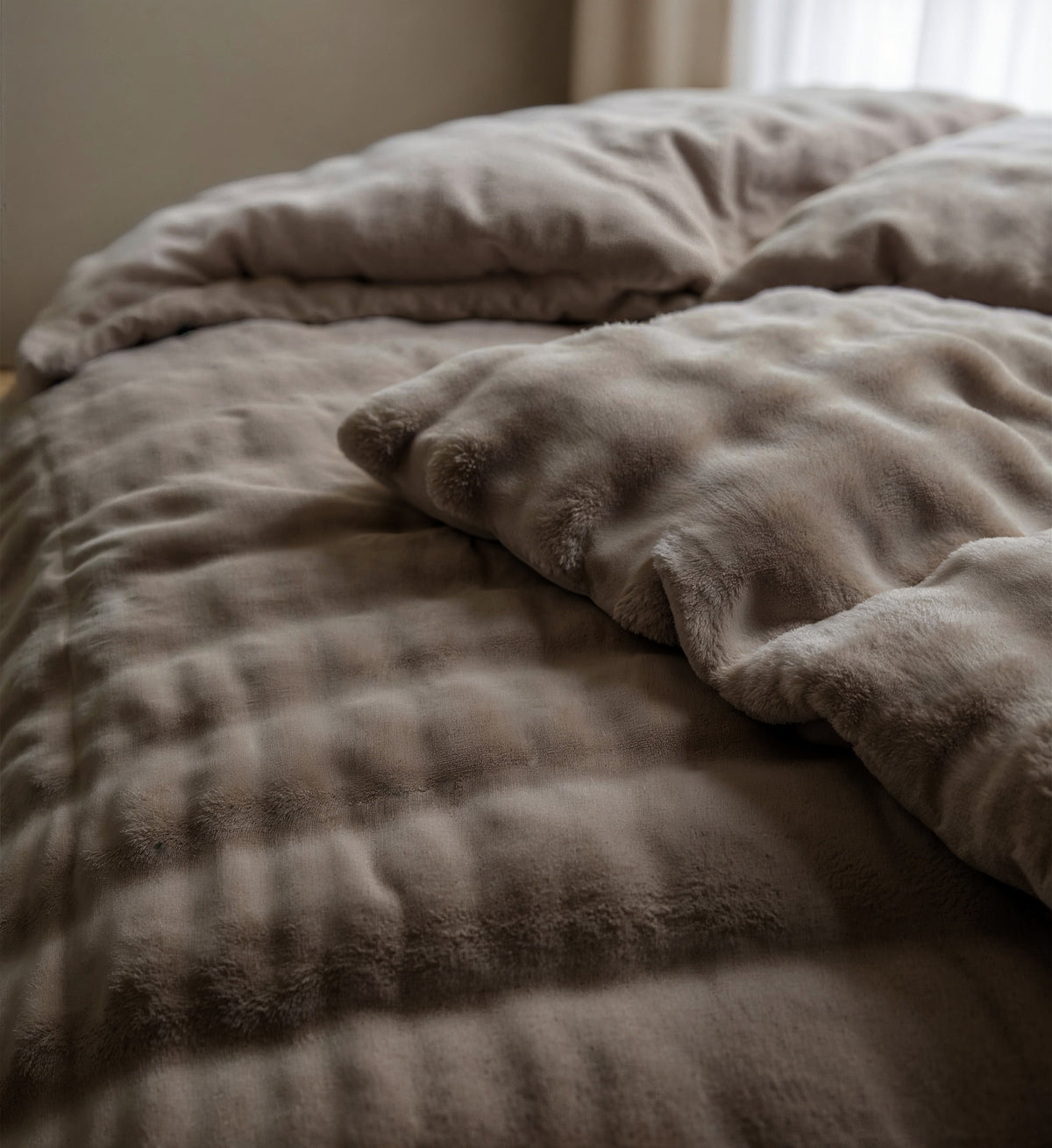 Dekbedovertrek pompon flanel fleece taupe 240 x 220 cm, met microfiber onderzijde en kussenslopen