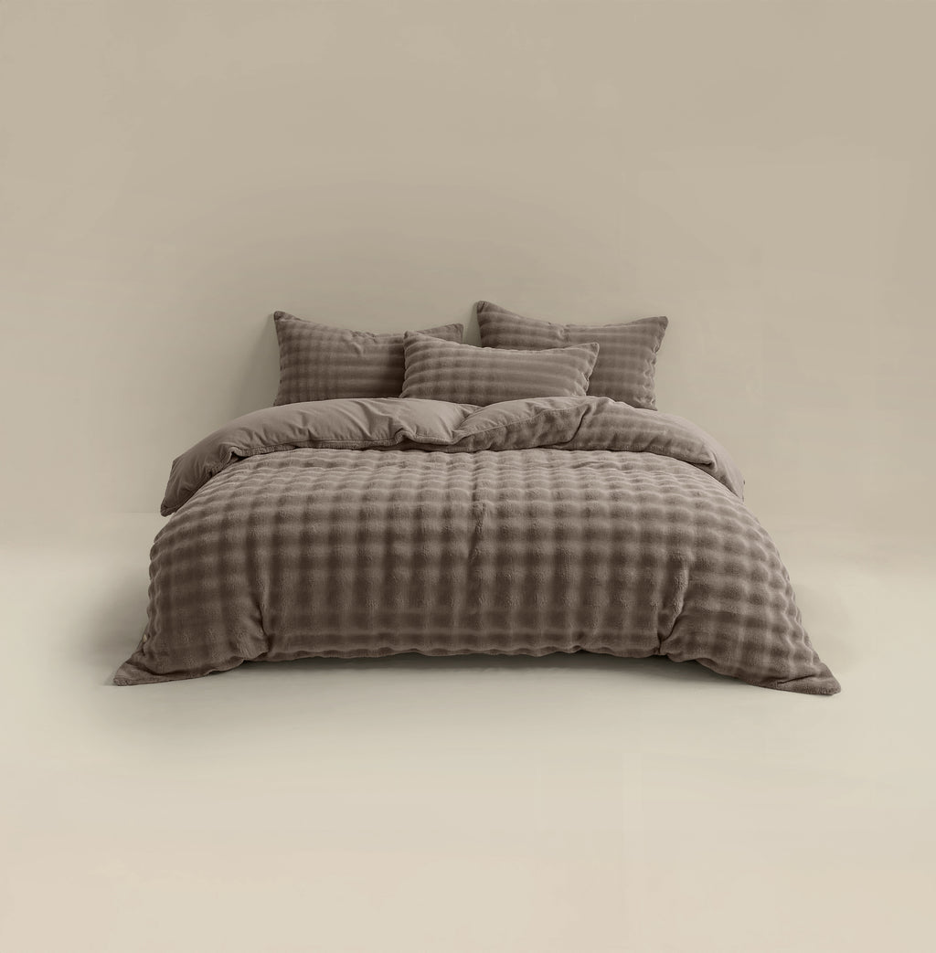 Dekbedovertrek pompon flanel fleece taupe 240 x 220 cm, met microfiber onderzijde en kussenslopen
