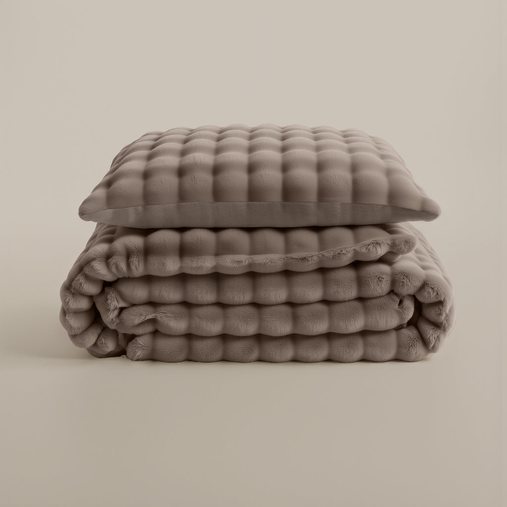 Dekbedovertrek pompon flanel fleece taupe 240 x 220 cm, met microfiber onderzijde en kussenslopen