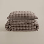 Dekbedovertrek pompon flanel fleece taupe 240 x 220 cm, met microfiber onderzijde en kussenslopen