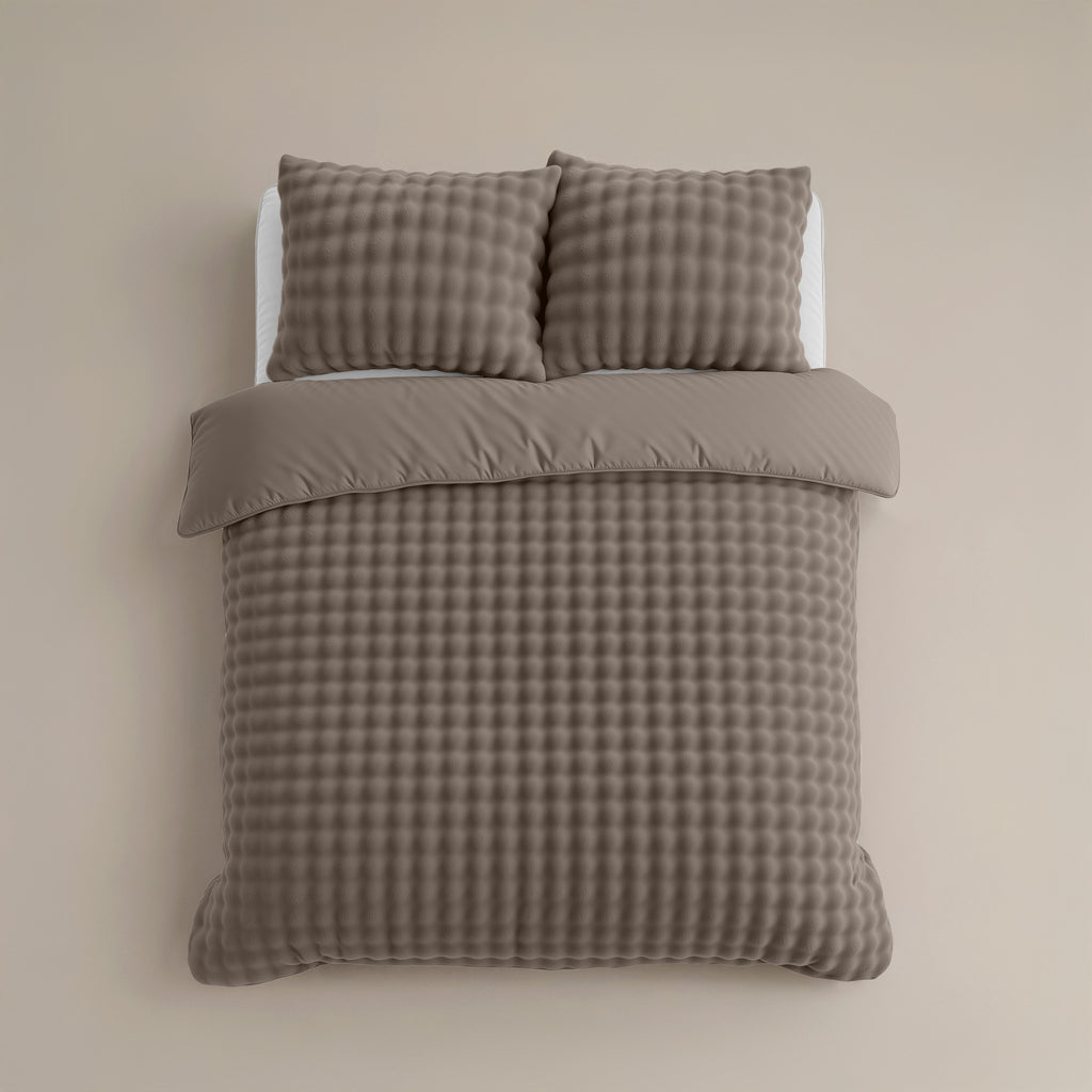 Dekbedovertrek pompon flanel fleece taupe 240 x 220 cm, met microfiber onderzijde en kussenslopen