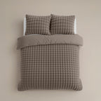Dekbedovertrek pompon flanel fleece taupe 240 x 220 cm, met microfiber onderzijde en kussenslopen