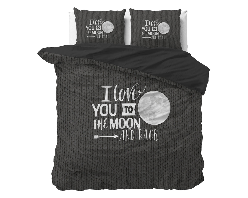 Antracietkleurig dekbedovertrek met gebreide print, maan en de tekst I love you to the moon and back, met twee kussenslopen