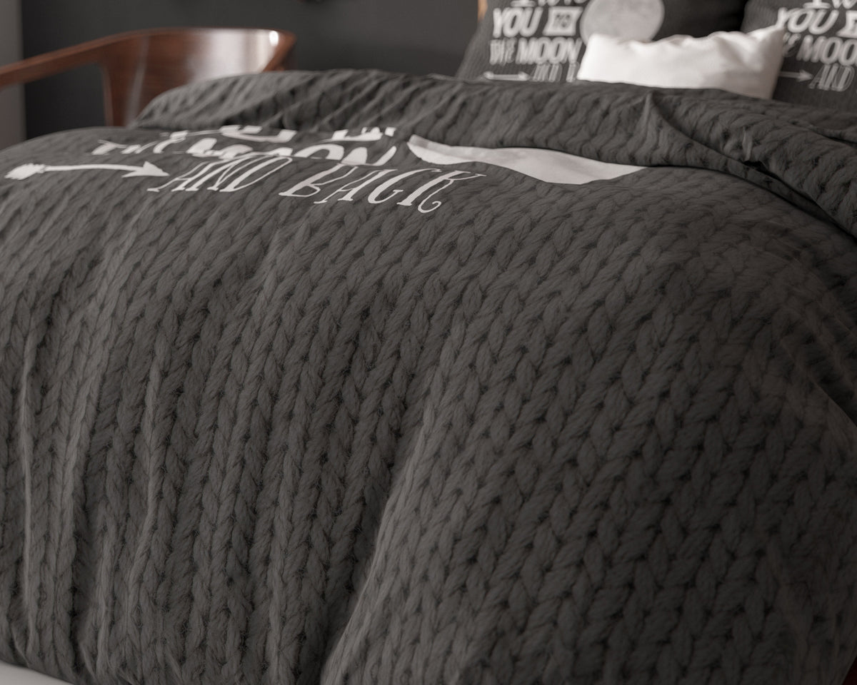 Dekbedovertrek antraciet met gebreide print en maantekst I love you to the moon and back, 200 x 200/220 cm