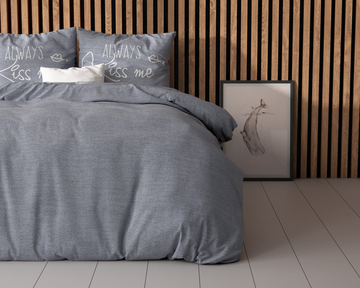 Dekbedovertrek Kiss Me blauw met tekstprint Always Kiss me goodnight, 200 x 200/220 cm, slaapkamer