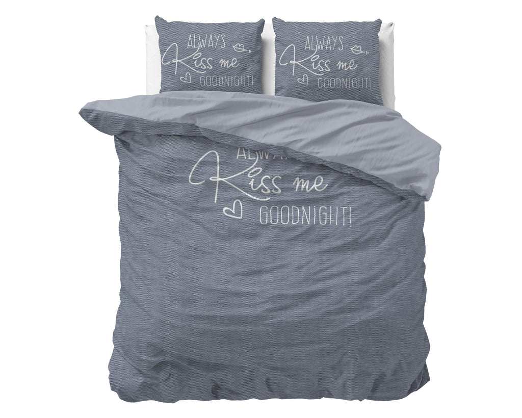 Blauwgrijs dekbedovertrek met de tekst Always Kiss me goodnight en kussens met dezelfde tekst, grijze keerzijde