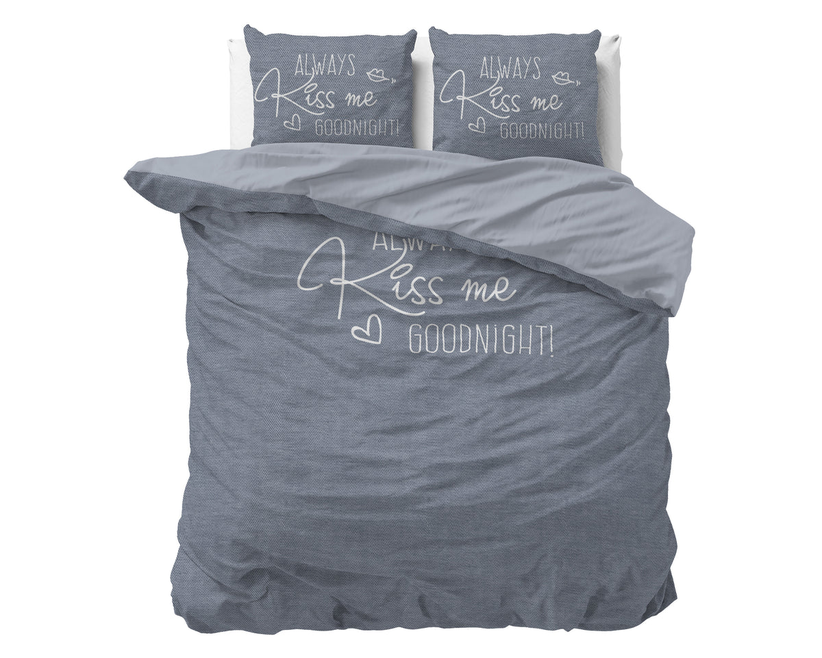 Blauwgrijs dekbedovertrek met de tekst Always Kiss me goodnight en kussens met dezelfde tekst, grijze keerzijde