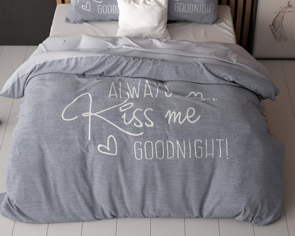Dekbedovertrek Kus Mij blauw met tekst Always Kiss Me Goodnight, 240 x 200/220 cm, voor de slaapkamer
