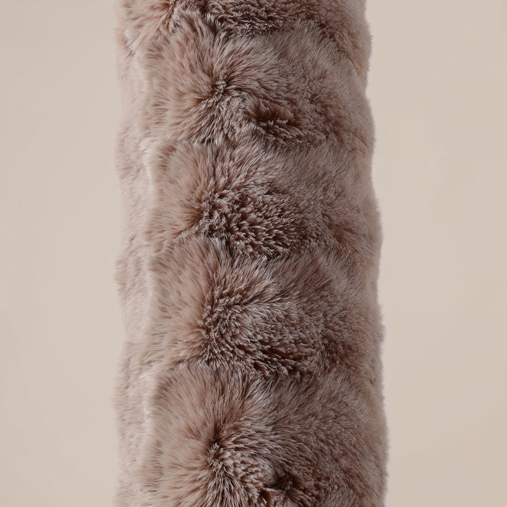 Lichaamskussen nepbont taupe met pompon 140 x 20 cm, stevig en zacht voor de slaapkamer