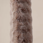 Lichaamskussen nepbont taupe met pompon 140 x 20 cm, stevig en zacht voor de slaapkamer