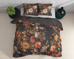 Bruin dekbedovertrek met oranje en crème bloemenprint en twee bijpassende kussenslopen op een bed, gezien van boven