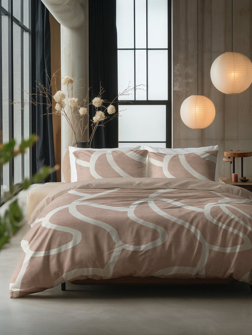 Bed met perzikbruin dekbedovertrek met wit golvend lijnenpatroon en bijpassende kussens, met papieren hanglampen ernaast