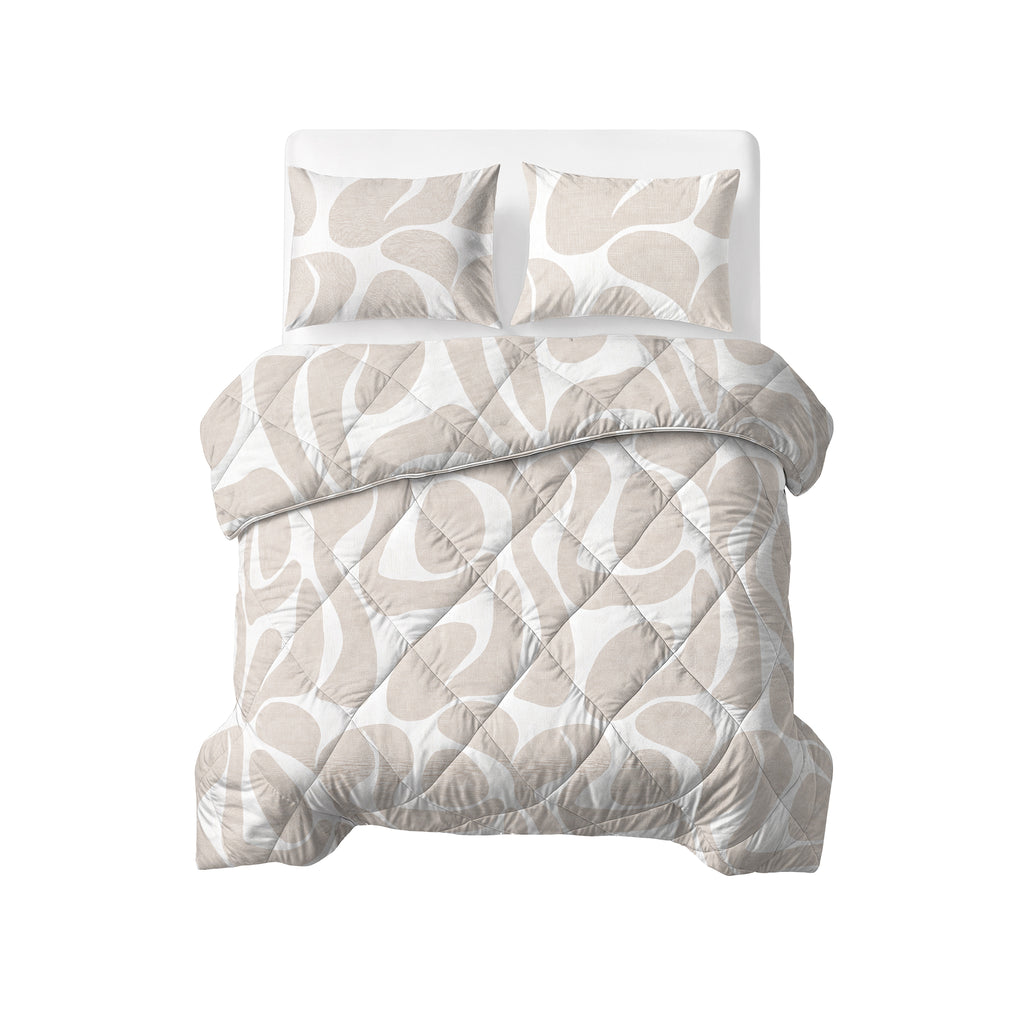 Lazy dekbed Kello in taupe/zand en wit met organisch motief en ruitstiksel, met twee bijpassende kussens op een bed