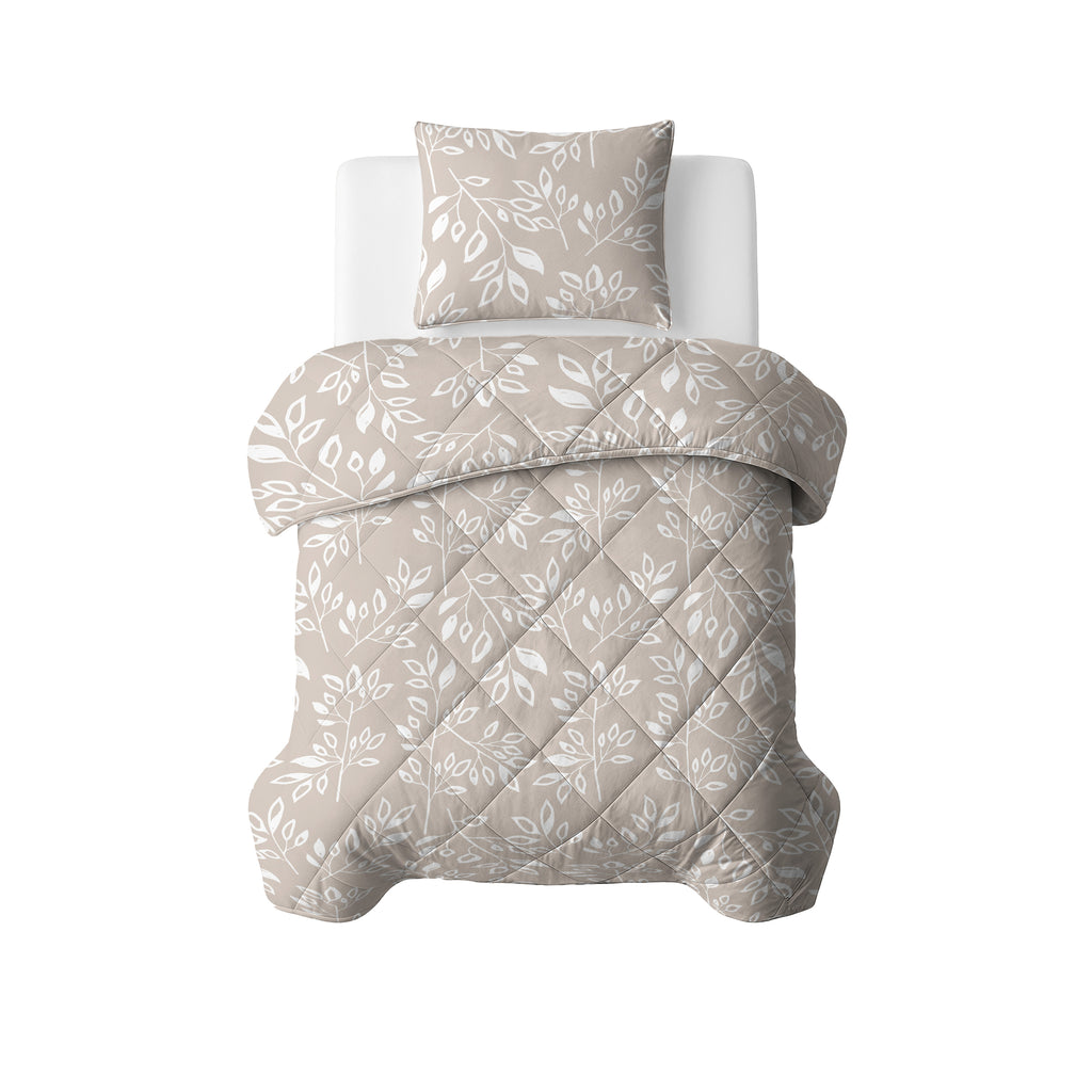 Taupe/zand lazy dekbed met witte bladprint en ruitstiksel, met bijpassende kussensloop op een eenpersoonsbed