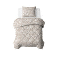 Taupe/zand lazy dekbed met witte bladprint en ruitstiksel, met bijpassende kussensloop op een eenpersoonsbed