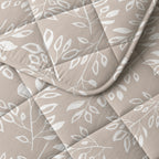 Lazy dekbed polyester microvezel Neva taupe/zand met witte bladprint 140 x 220 cm, dekbed en overtrek in één, met kussensloop