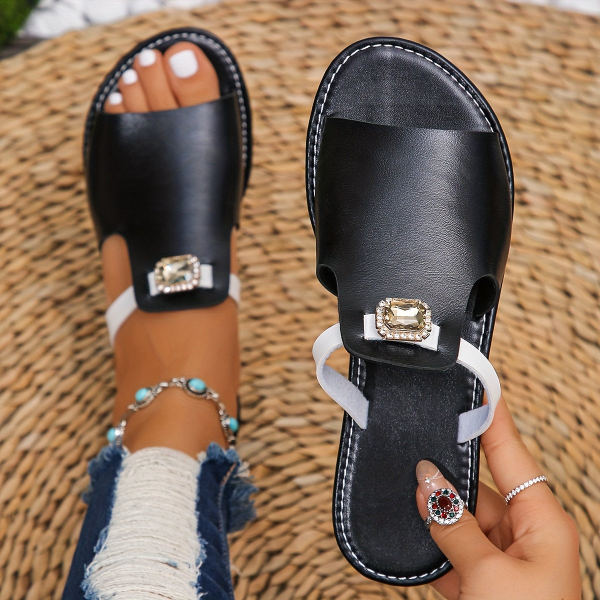 Women's slide sandals with gemstones – fashionable flats for everyday and vacation