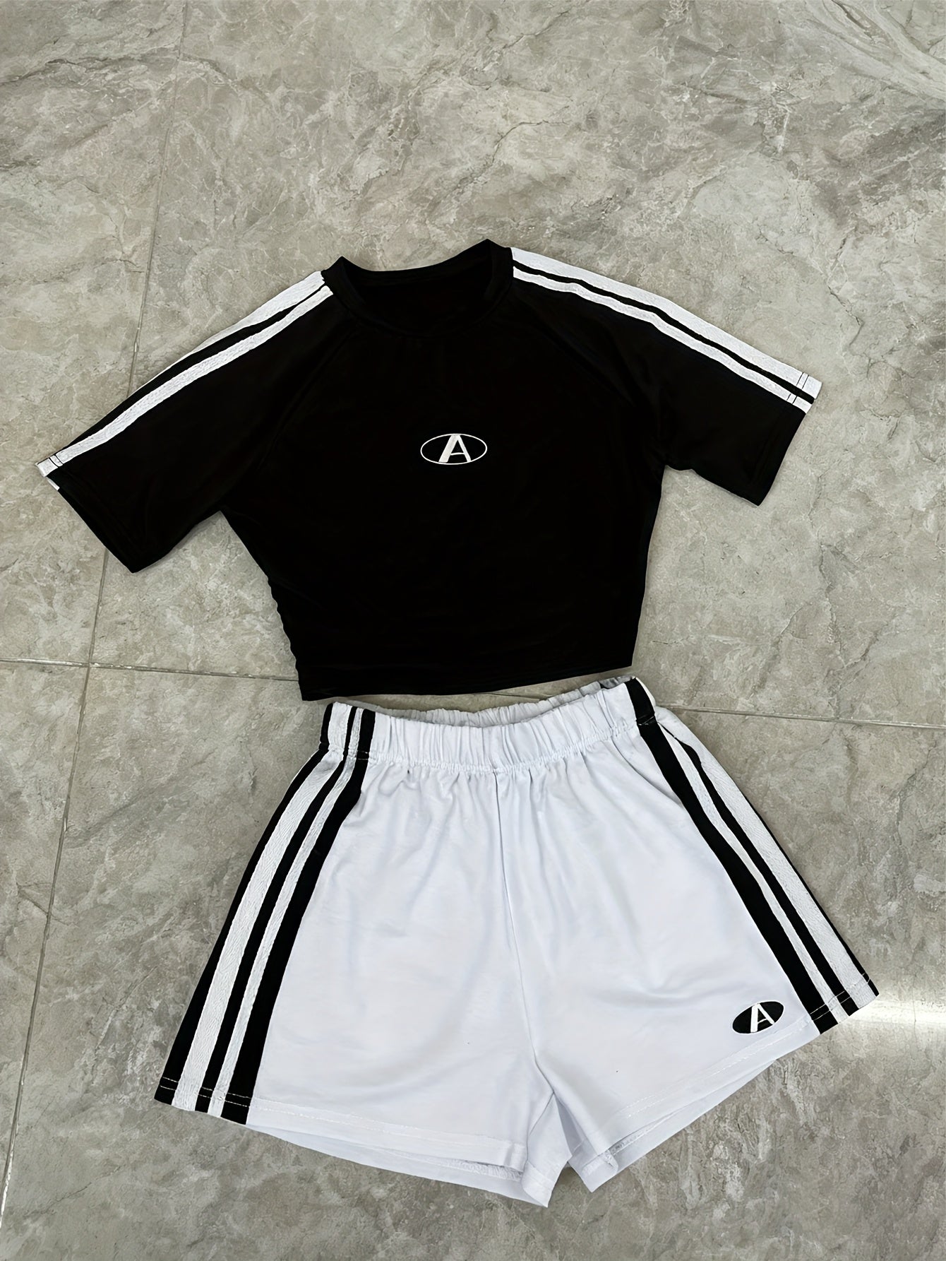 Women's Sports Two-Piece Set – Trendy Crop Top & Shorts for Fitness and Leisure