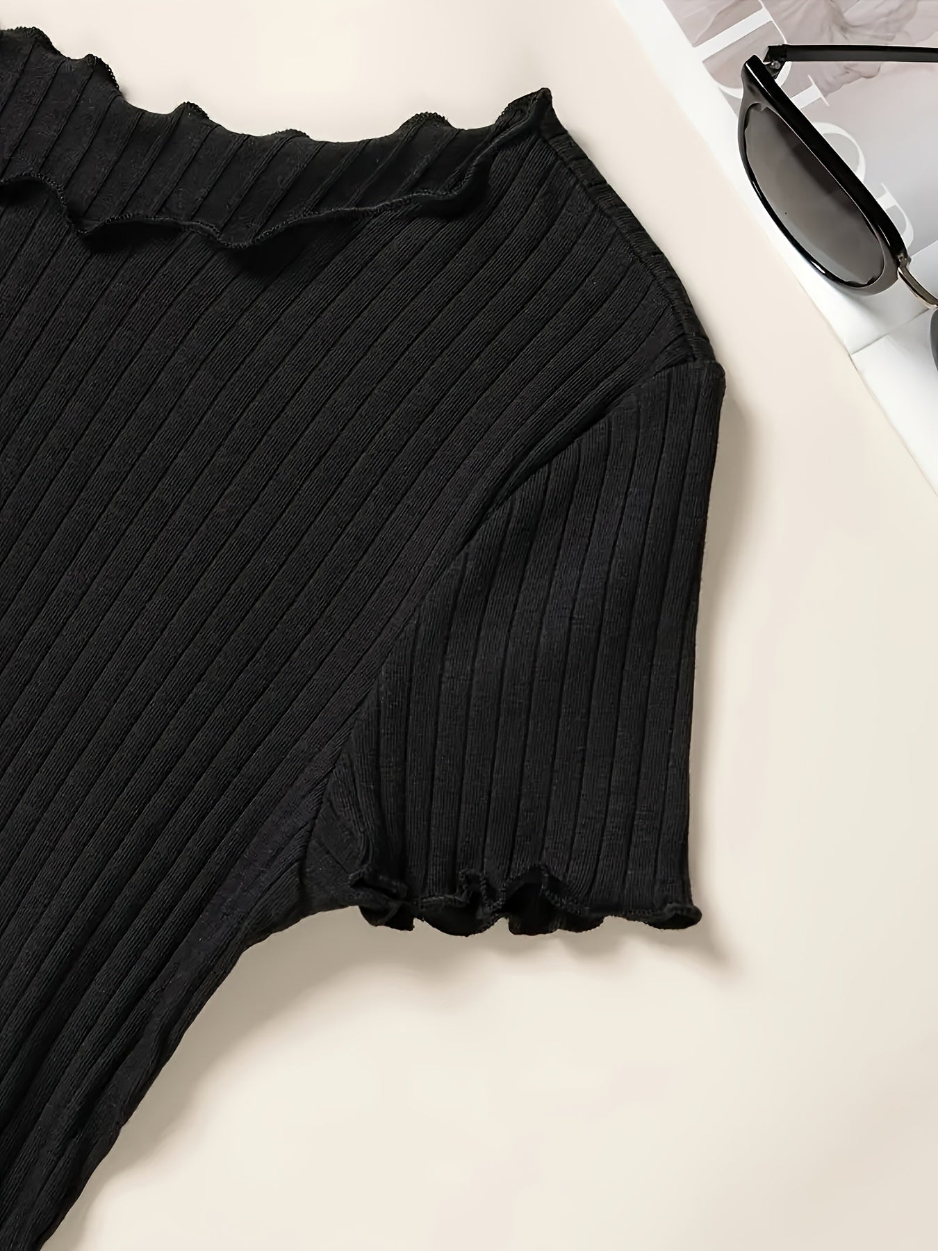 Women's short-sleeve ribbed top with wavy hem – fashionable basic for everyday and office wear