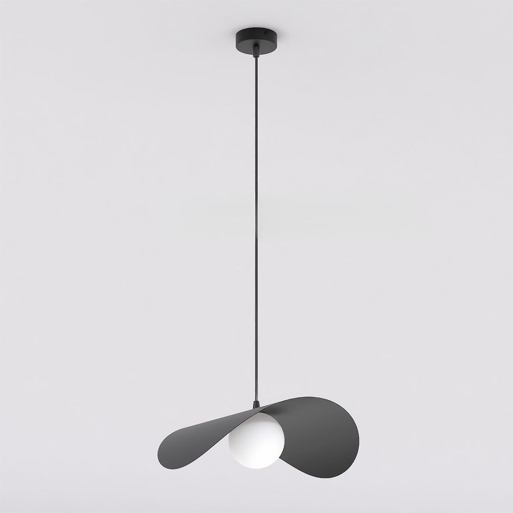 Zwarte hanglamp met golvende metalen kap en witte glazen bol aan een dun snoer met zwarte plafondplaat