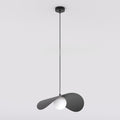 Zwarte hanglamp met golvende metalen kap en witte glazen bol aan een dun snoer met zwarte plafondplaat