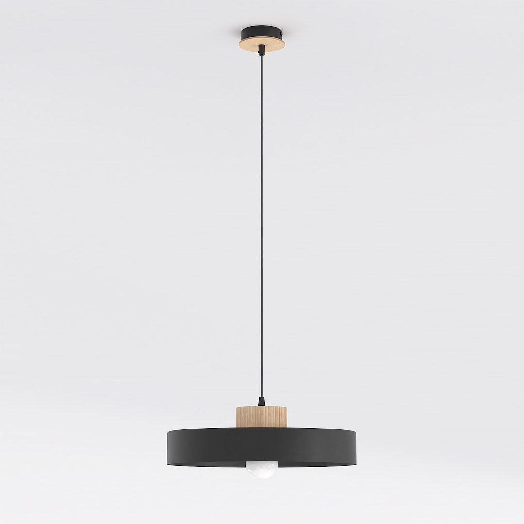 Zwarte hanglamp met platte ronde kap en houten element aan een dun zwart snoer, met kale lamp onder de kap