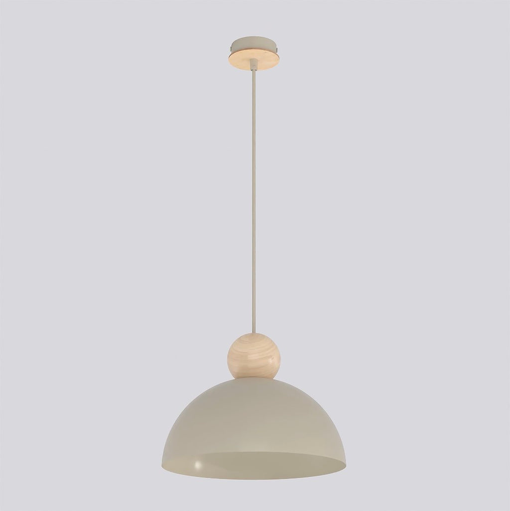 Beige hanglamp met halfronde kap en houten bol aan een dunne stang, tegen een lichtgrijze achtergrond