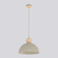 Beige hanglamp met halfronde kap en houten bol aan een dunne stang, tegen een lichtgrijze achtergrond