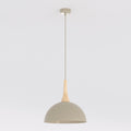 Beige koepelvormige hanglamp met houten accent en dunne beige ophangsnoer en plafondplaat