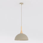 Beige koepelvormige hanglamp met houten accent en dunne beige ophangsnoer en plafondplaat