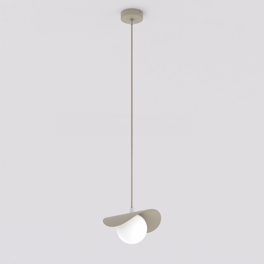 Hanglamp met golvende beige stalen kap en witte glazen bol aan een dunne beige ophanging