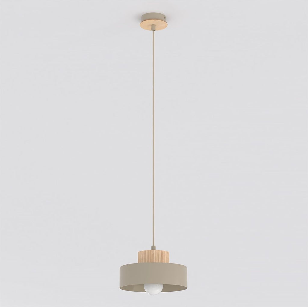 Beige hanglamp met ronde metalen kap en houten element aan een dun beige snoer, met zichtbare lamp