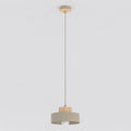 Beige hanglamp met ronde metalen kap en houten element aan een dun beige snoer, met zichtbare lamp