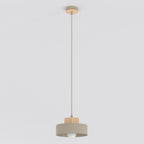 Beige hanglamp met ronde metalen kap en houten element aan een dun beige snoer, met zichtbare lamp