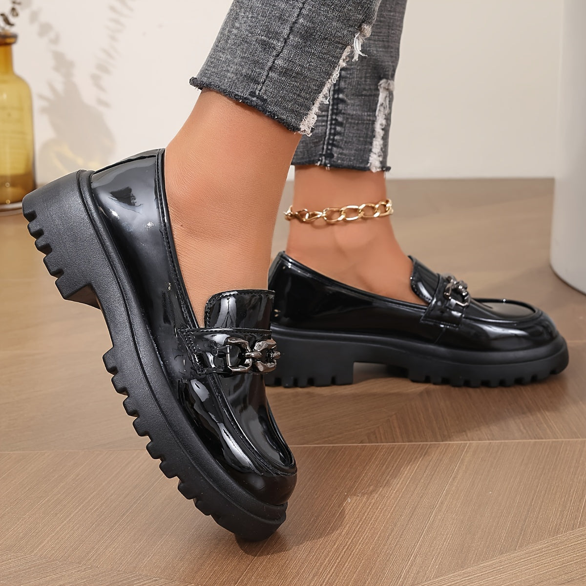 Women's Loafers with Chain Detail and Platform – Fashionable Slip-On for Everyday and Leisure