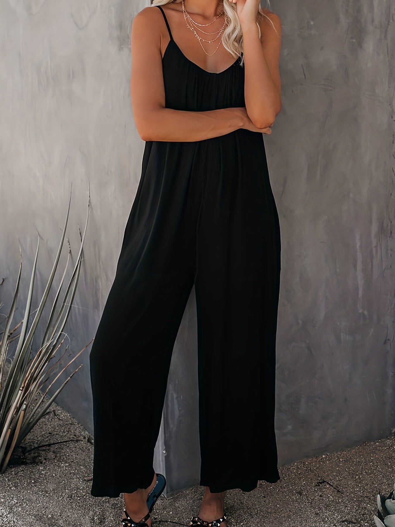 Women's jumpsuit with spaghetti straps and wide legs – Casual one-piece for spring and summer