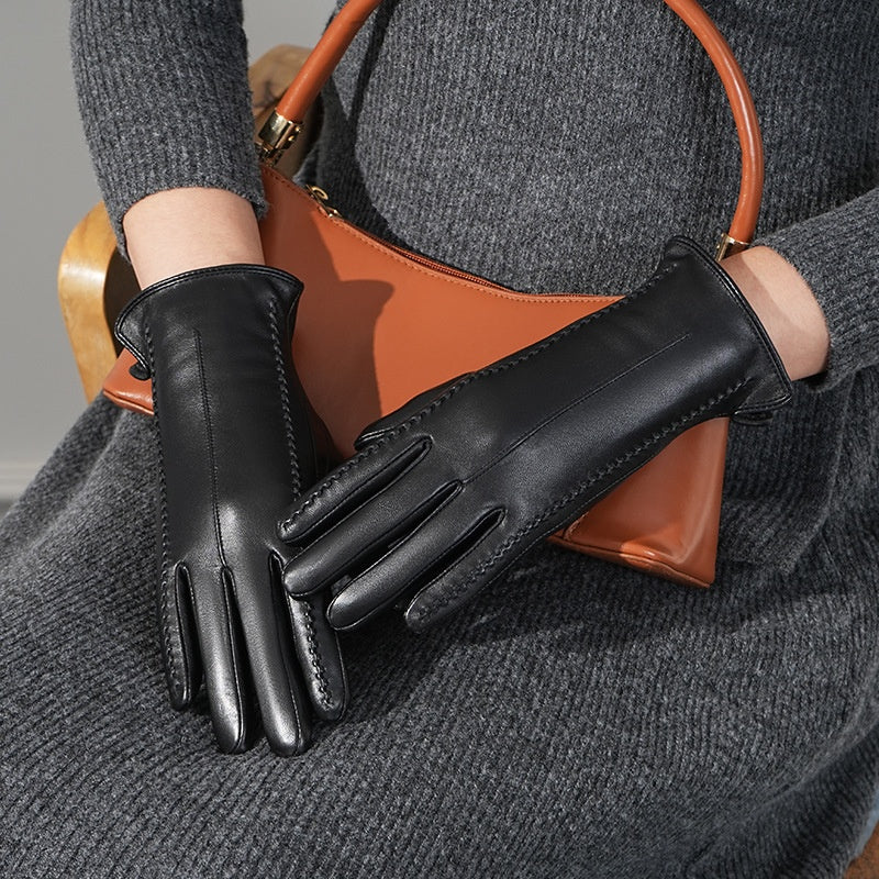 Schwarze Handschuhe mit Ziernähten, warm gefüttert