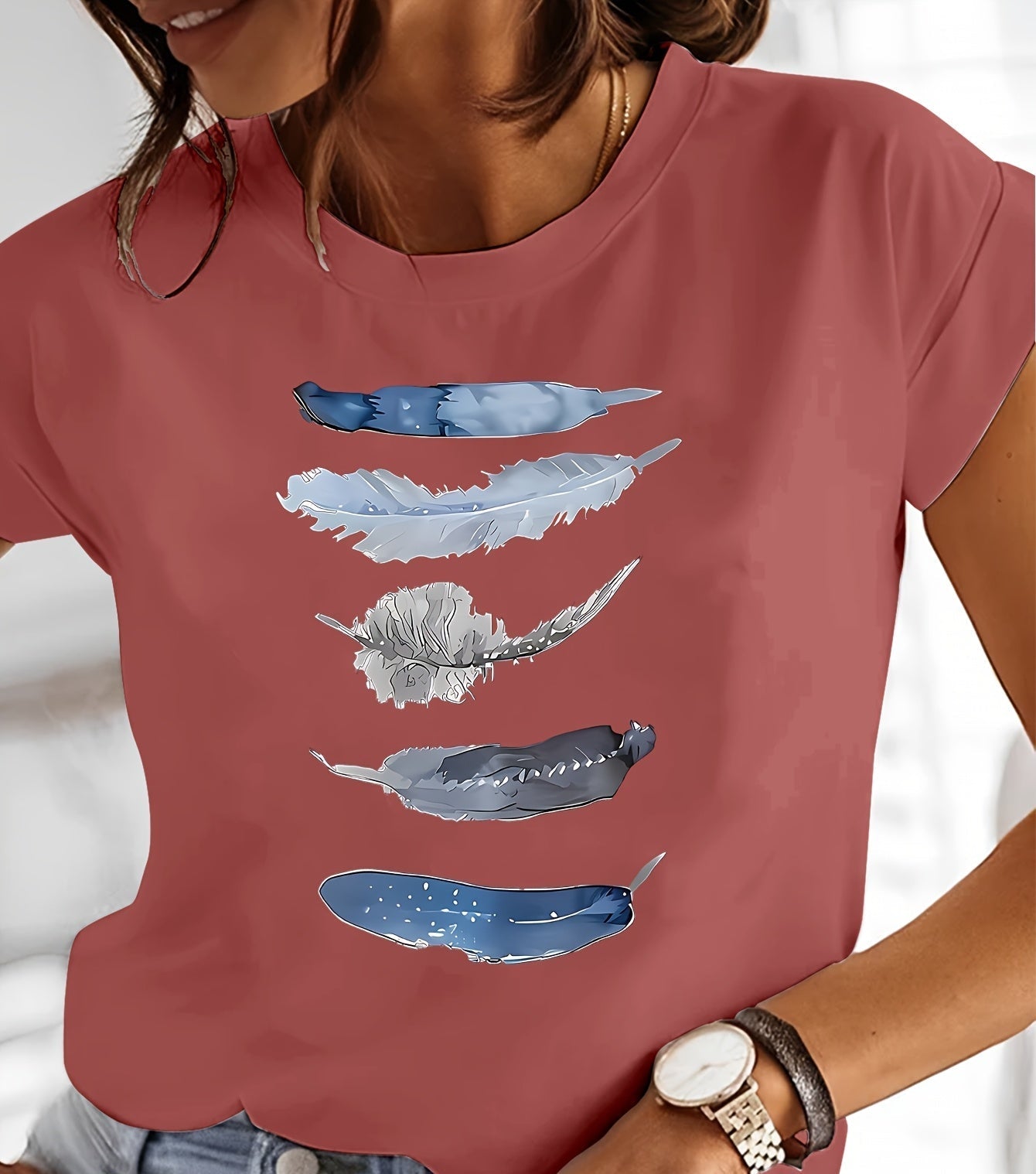Damen T-Shirt mit künstlerischem Feder-Print, lässiges Design für Alltag und Freizeit