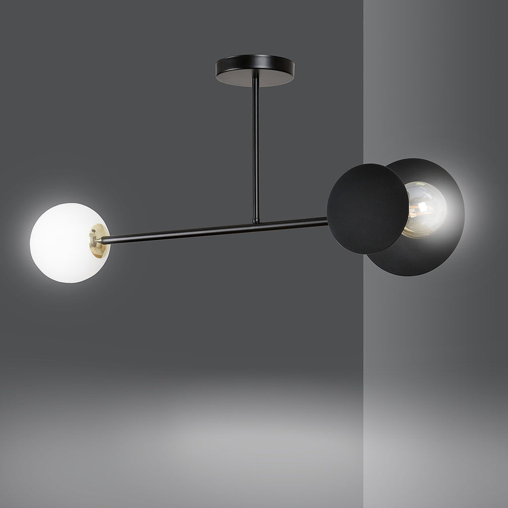 Zwarte plafondlamp met een witte glazen bol en een zwarte schijfkap rond een lichtgevende lamp